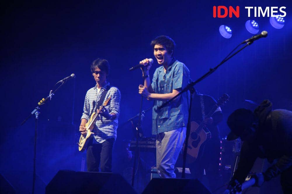 Penampilan Duta dan Eross saat Konser A Night With Sheila on 7, di Gandaria City Hall, Jakarta, pada 5 Desember 2019. IDN Times/Nadia Umara