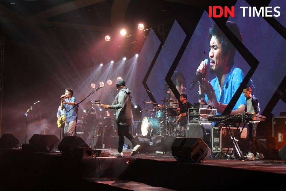 Keseruan saat Konser A Night With Sheila on 7, di Gandaria City Hall, Jakarta, pada 5 Desember 2019. IDN Times/Nadia Umara