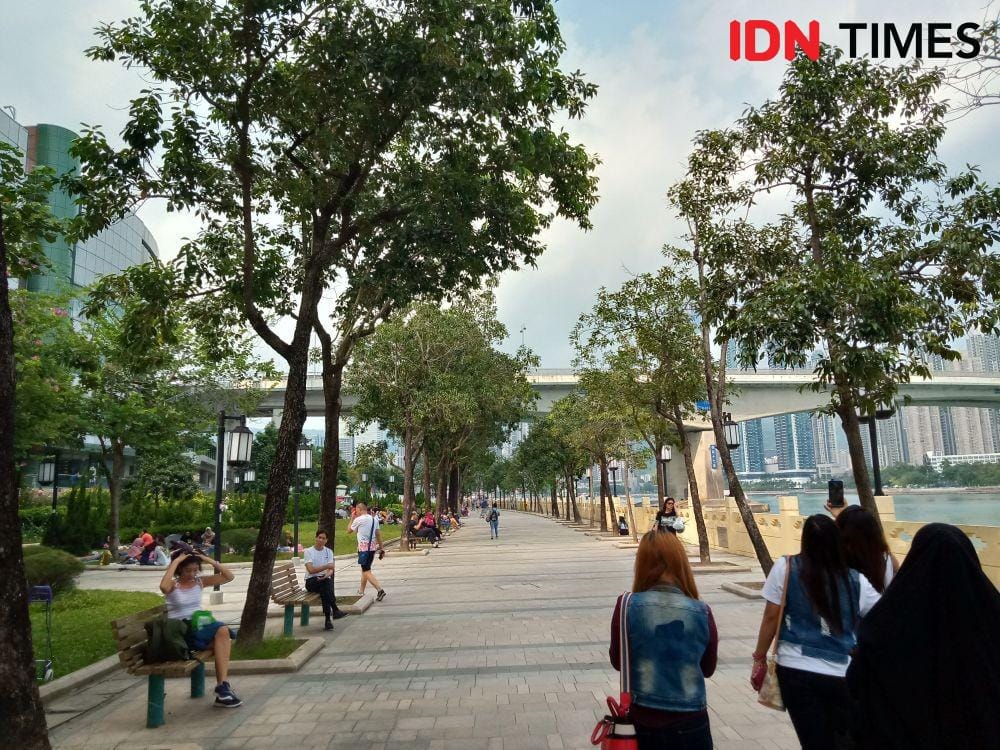 Pekerja migran di Hong Kong menghabiskan akhir pekan dengan berjalan-jalan di sebuah taman di daerah Tsing Yi, Hong Kong. (IDN Times/Faiz Nashrillah)