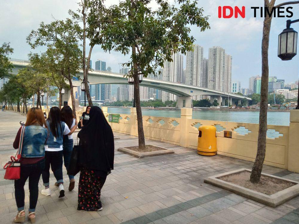 Suasana di sebuah taman di daerah Tsing Yi Hong Kong yag dipenuhi dengan pekerja migran asal Indonesia. IDN Times/Faiz Nashrillah