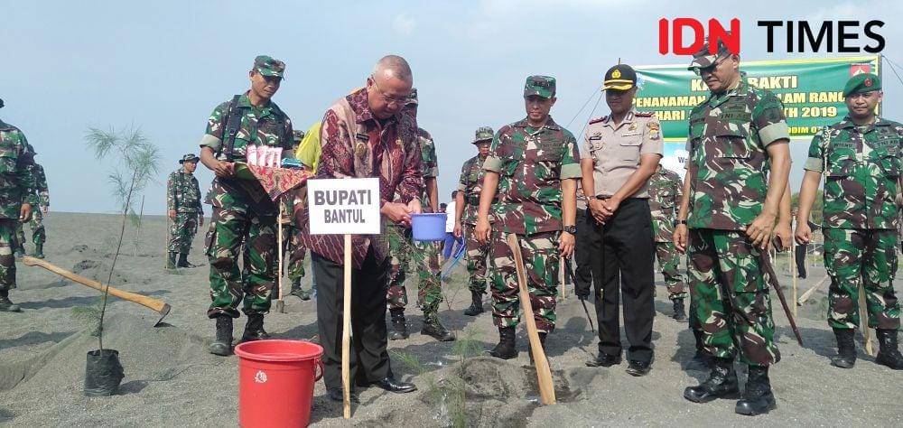 Bupati Bantul Suharsono tanam bibit pohon cemara udang di Pantai Samas.IDN Times/Daruwaskita
