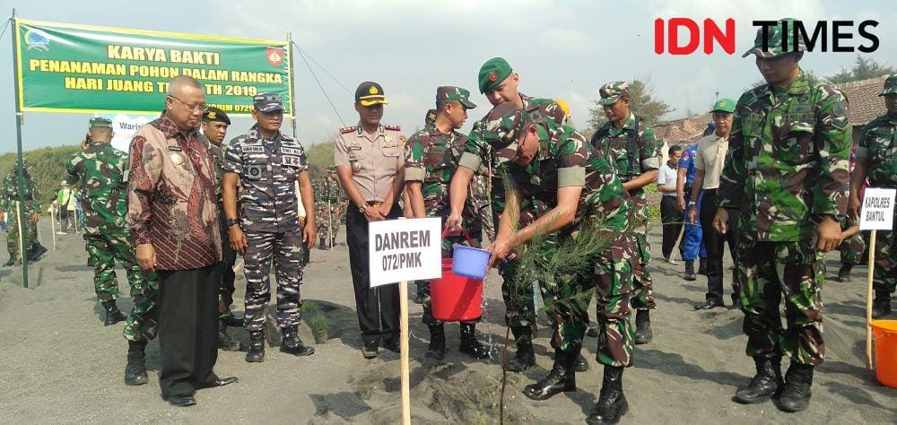 Komandan Korem 0724/Pamungkas, Brigjen TNI Muhammad Zamroni tanam bibit pohon cemara udang di Pantai Samas. IDN Times/Daruwaskita