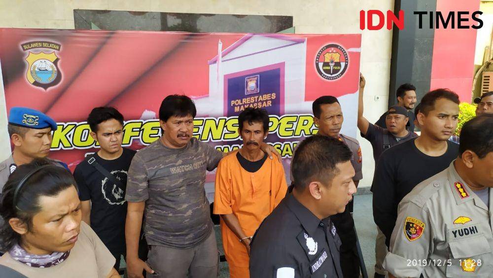 AR, pelaku pembunuhan terhadap keponakan sendiri, dalam ekspos di Mako Polrestabes Makassar, Kamis (5/12) / Sahrul Ramadan