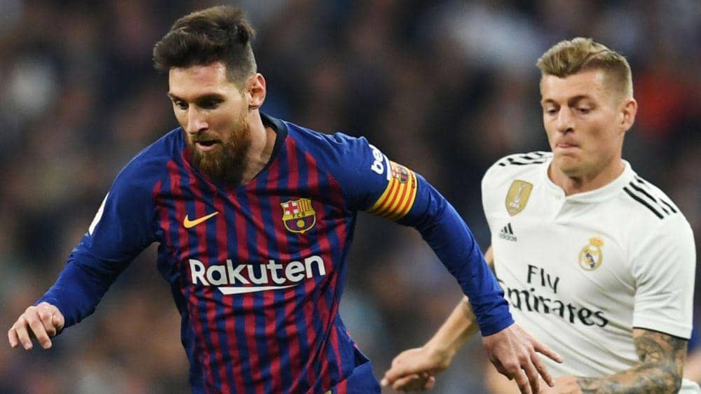 Lionel Messi berduel dengan Toni Kroos di El Clasico. skysports.com