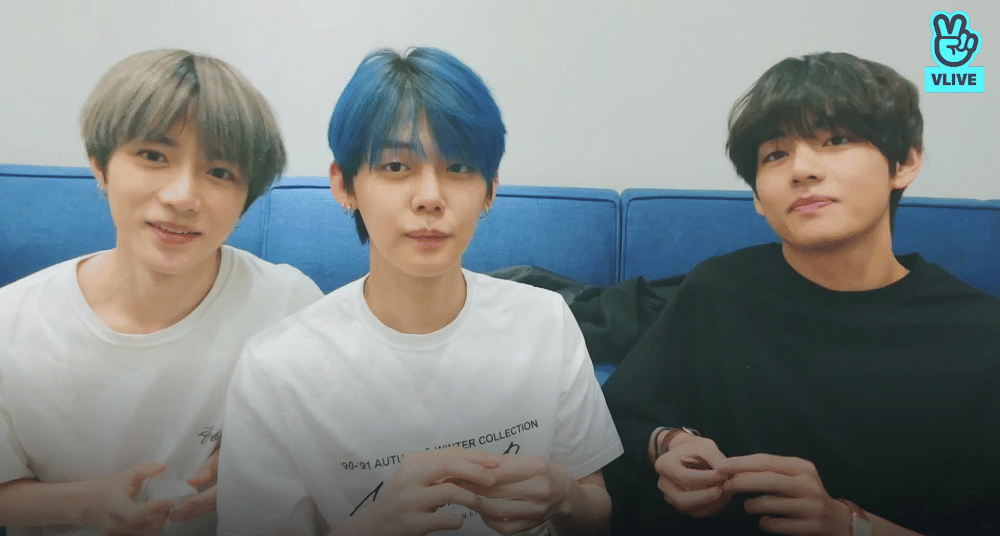 V saat bergabung dengan Beomgyu dan Yeonjun pada Vlive. vlive.tv