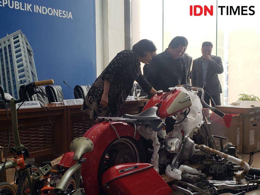 Menteri Keuangan Sri Mulyani dan Menteri BUMN Erick Thohir meninjau Harley Davidson dan Sepeda Brompton Ilegal (IDN Times/Hana Adi Perdana)