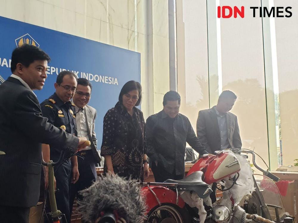 Menteri Keuangan Sri Mulyani dan Menteri BUMN Erick Thohir meninjau Harley Davidson dan Sepeda Brompton Ilegal (IDN Times/Hana Adi Perdana)
