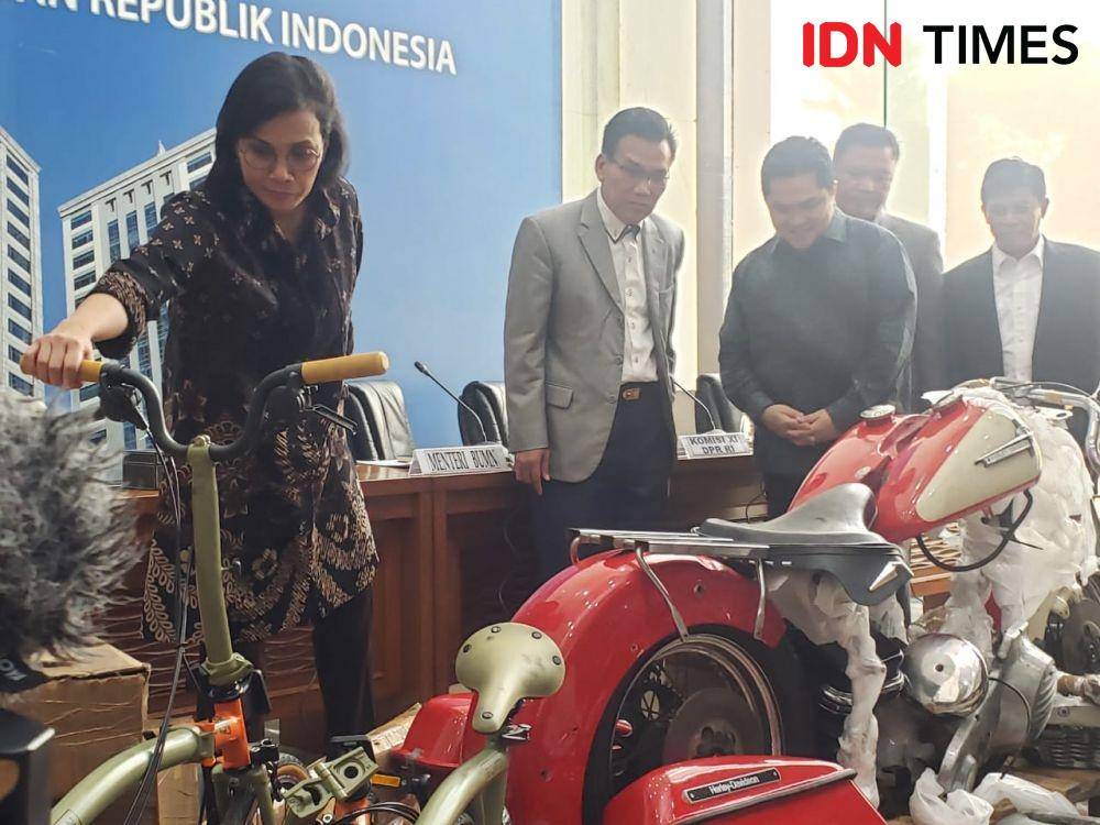 Menteri Keuangan Sri Mulyani dan Menteri BUMN Erick Thohir meninjau Harley Davidson dan Sepeda Brompton Ilegal (IDN Times/Hana Adi Perdana)