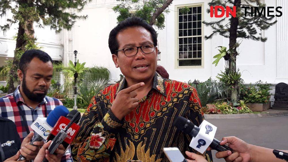Juru Bicara Presiden Jokowi, Fadjroel Rachman, memberikan keterangan pers di Kompleks Istana Negara, Jakarta Pusat, Kamis 5 Desember 2019 (IDN Times/Teatrika Handiko Putri)