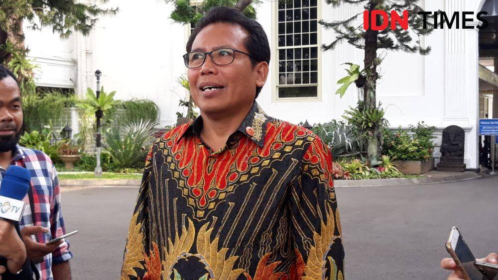 Juru Bicara Presiden Jokowi, Fadjroel Rachman, memberikan keterangan pers di Kompleks Istana Negara, Jakarta Pusat, Kamis 5 Desember 2019 (IDN Times/Teatrika Handiko Putri)