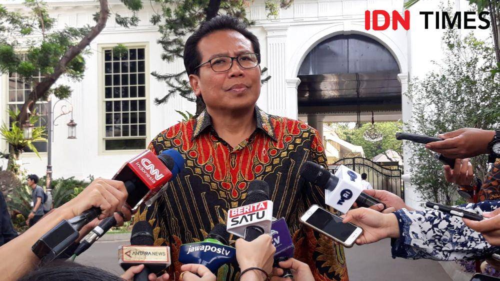 Juru Bicara Presiden Jokowi, Fadjroel Rachman, memberikan keterangan pers di Kompleks Istana Negara, Jakarta Pusat, Kamis 5 Desember 2019 (IDN Times/Teatrika Handiko Putri)