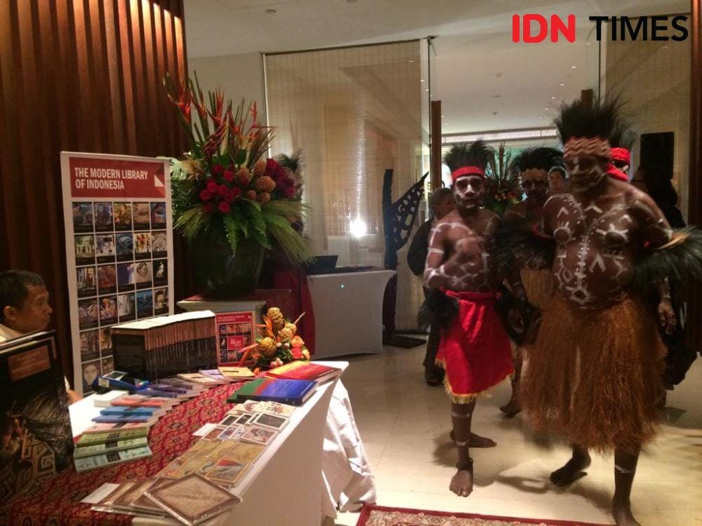 Pameran seni Budaya Kamoro oleh Yayasan Lontar bekerjasama dengan Yayasan Maramowe Weaiku Kamorowe dan PT Freeport Indonesia di The Residences Darmawangsa, Jakarta Selatan, Kamis (5/12). (IDN Times/Irfan Fathurohman)