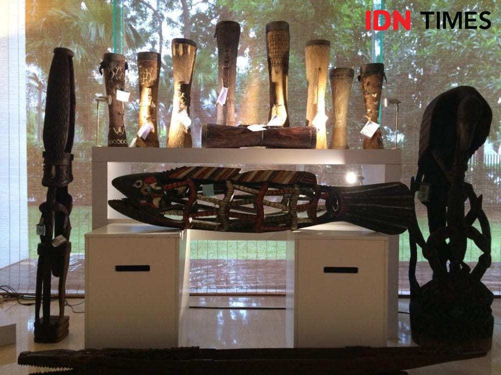 Pameran seni Budaya Kamoro oleh Yayasan Lontar bekerjasama dengan Yayasan Maramowe Weaiku Kamorowe dan PT Freeport Indonesia di The Residences Darmawangsa, Jakarta Selatan, Kamis (5/12). (IDN Times/Irfan Fathurohman)