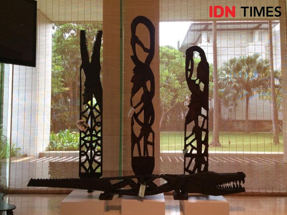 Pameran seni Budaya Kamoro oleh Yayasan Lontar bekerjasama dengan Yayasan Maramowe Weaiku Kamorowe dan PT Freeport Indonesia di The Residences Darmawangsa, Jakarta Selatan, Kamis (5/12). (IDN Times/Irfan Fathurohman)
