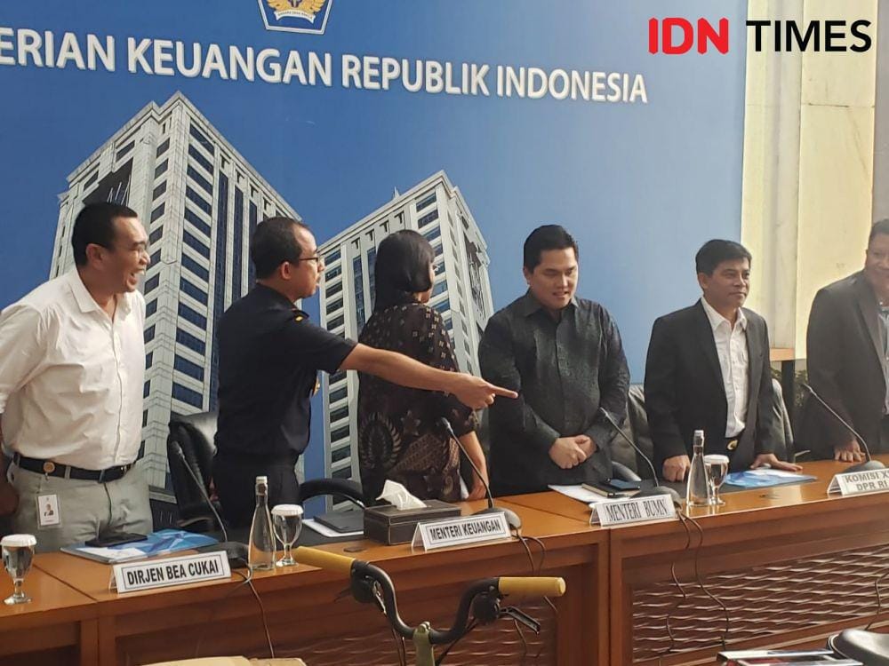 Menteri Keuangan Sri Mulyani dan Menteri BUMN Erick Thohir meninjau Harley Davidson dan Sepeda Brompton Ilegal (IDN Times/Hana Adi Perdana)
