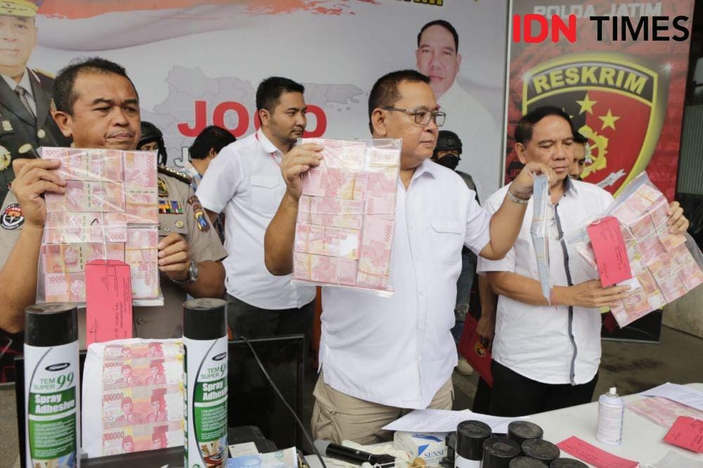 Gelar rilis kasus uang palsu di Ditreskrimum Polda Jatim, Kamis (5/12). IDN Times/Ardiansyah Fajar