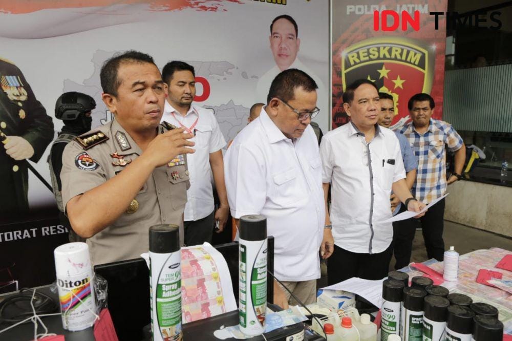 Gelar rilis kasus uang palsu di Ditreskrimum Polda Jatim, Kamis (5/12). IDN Times/Ardiansyah Fajar