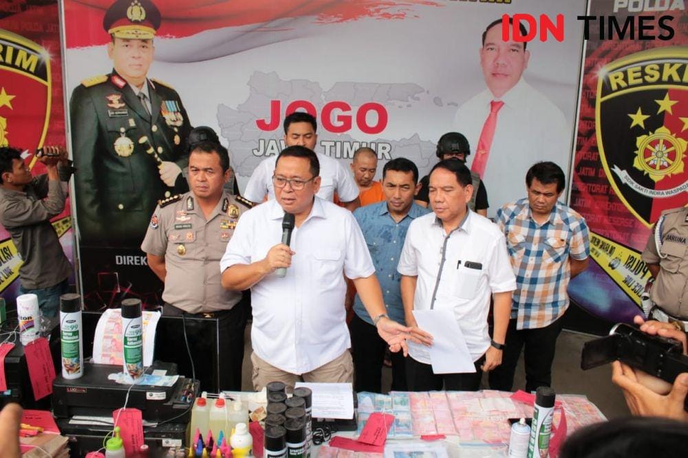 Gelar rilis kasus uang palsu di Ditreskrimum Polda Jatim, Kamis (5/12). IDN Times/Ardiansyah Fajar