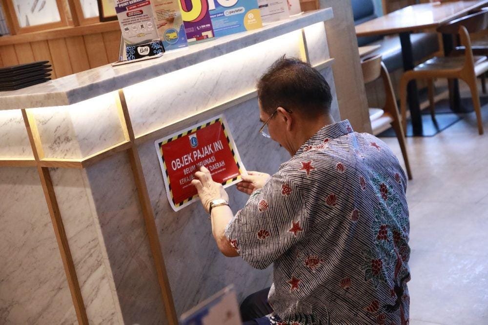 (Restoran di Mall Bay Walk Pluit ditempeli stiker belum bayar pajak) Humas KPK