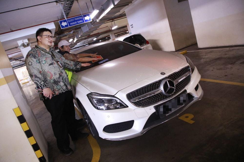 (BPRD DKI bersama KPK menyegel mobil mewah yang menunggak pajak) Humas KPK