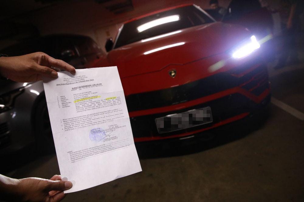 (Kendaraan mewah yang diberi segel oleh KPK dan BPRD DKI Jakarta) Humas KPK