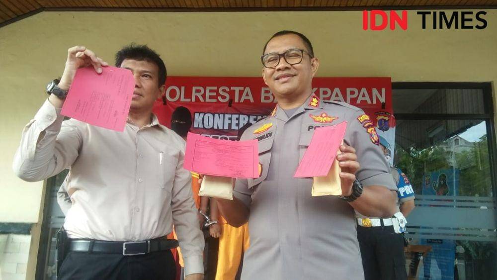 AKBP Turmidi (kanan) bersama AKP Bambang Hardianto menunjukan barang bukti sabu-sabu yang disimpan di dalam amplop coklat. IDN Times/Surya Aditya
