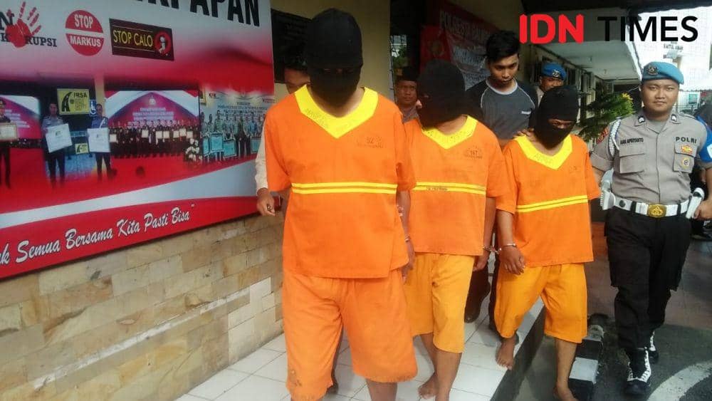 Tersangka narkoba, Uli, Agus dan Huda dikawal ketat anggota kepolisian. IDN Times/Surya Aditya