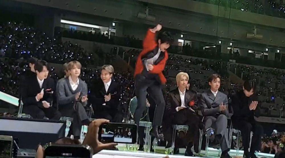 V melompat merayakan kemenangan TXT sebagai Rookie of The Year pada MMA 2019. ameblo.jp