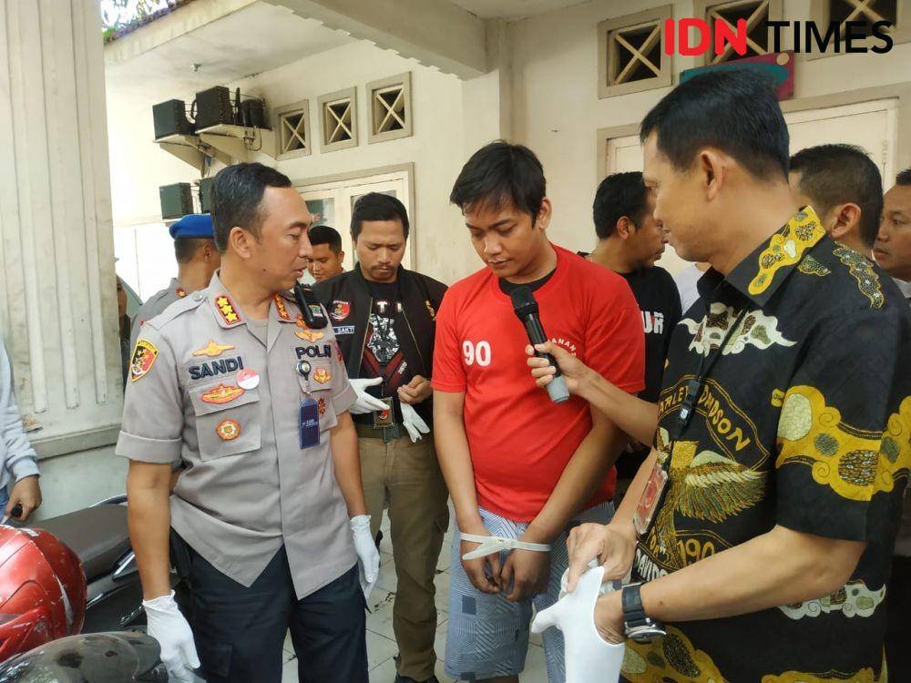 Kapolrestabes Surabaya Kombes Pol Sandi Nugroho (kiri) menginterogasi Noval Rinaldy (baju merah), begal yang beraksi dengan modus tanya alamat. IDN Times/Fitria Madia