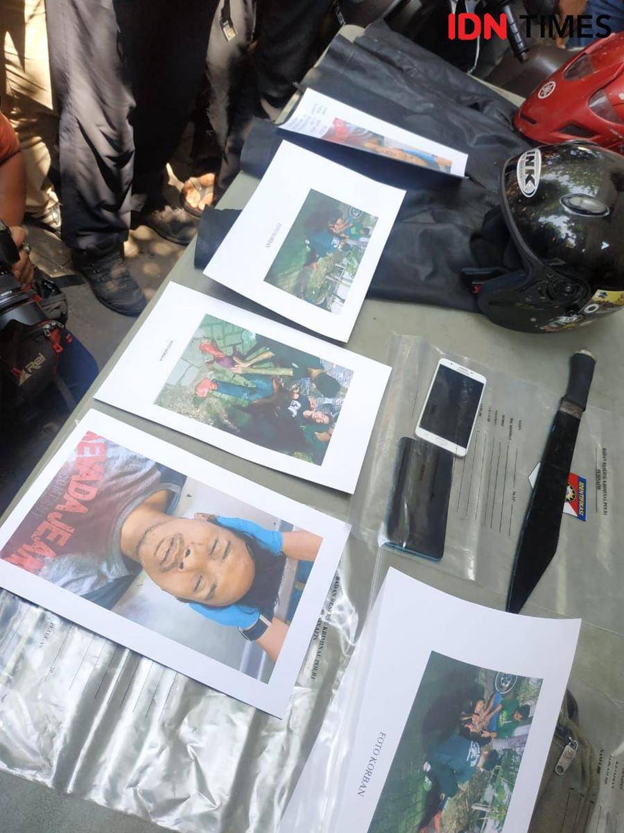 Sejumlah barang bukti yang diamankan polisi dari tangan dua begal sadis di Surabaya. IDN Times/Fitria Madia