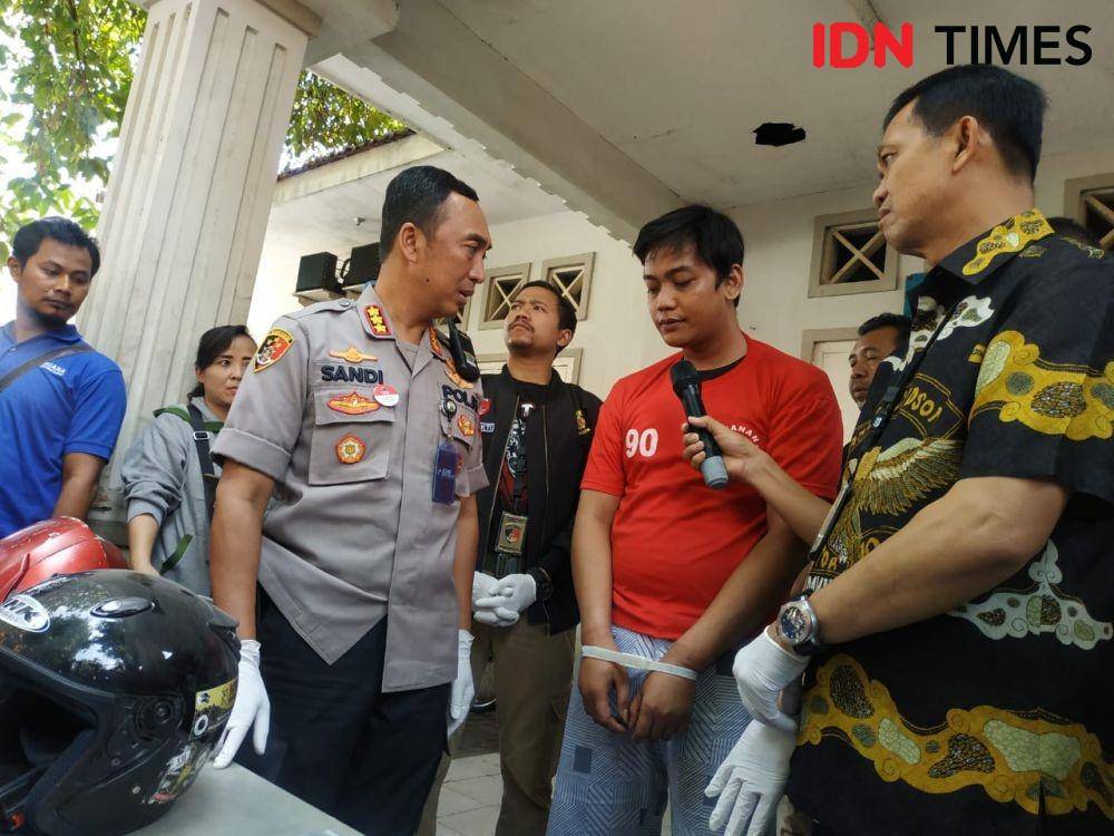 Kapolrestabes Surabaya Kombes Pol Sandi Nugroho (kiri) menginterogasi Noval Rinaldy (baju merah), begal yang beraksi dengan modus tanya alamat. IDN Times/Fitria Madia