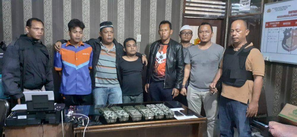 Pelaku dan penadah saat diamankan di Mapolsek Batang Toru (dok Polres Tapsel)