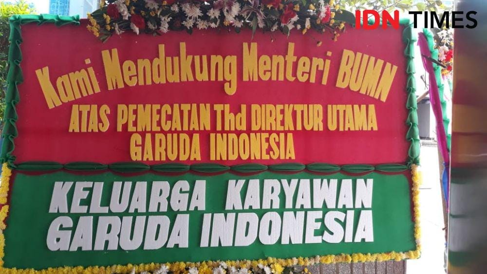 Karangan bunga untuk Erick Thohir dan Sri Mulyani di Kementerian BUMN (IDN Times/Indiana Malia)