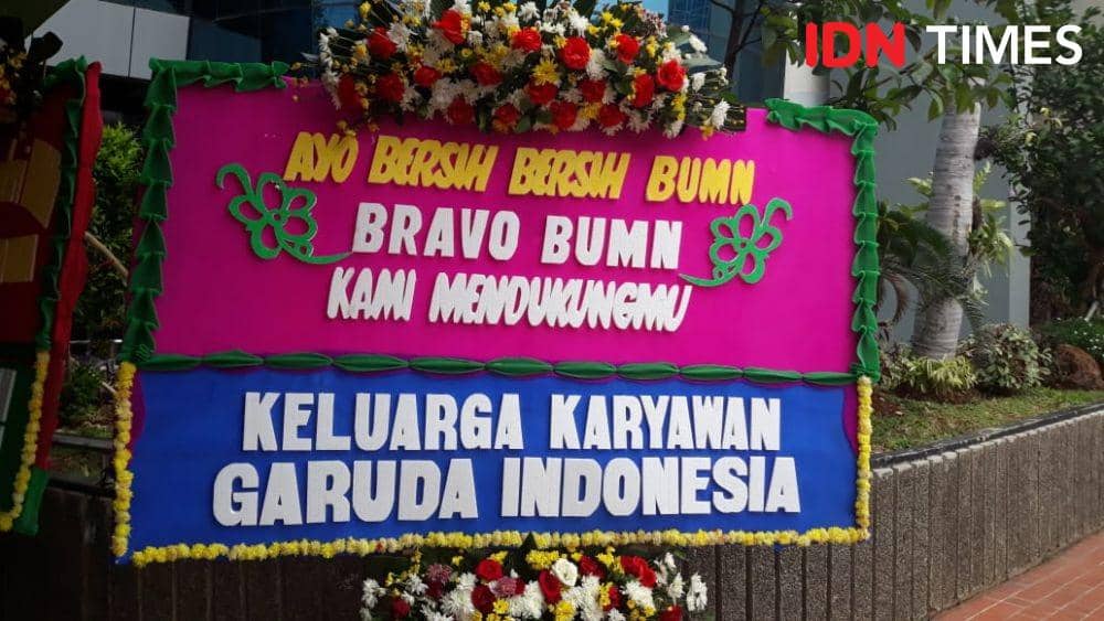 Karangan bunga untuk Erick Thohir dan Sri Mulyani di Kementerian BUMN (IDN Times/Indiana Malia)