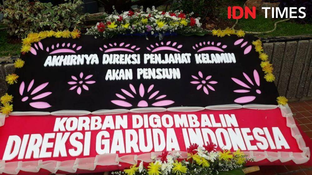 Karangan bunga untuk Erick Thohir dan Sri Mulyani di Kementerian BUMN (IDN Times/Indiana Malia)