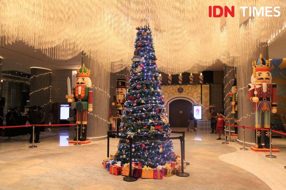 Pohon Natal di acara "Christmas Tree Lightning Ceremony" di Lobby  Vasa Hotel, Surabaya. IDN Times/Naufal Al Rahman