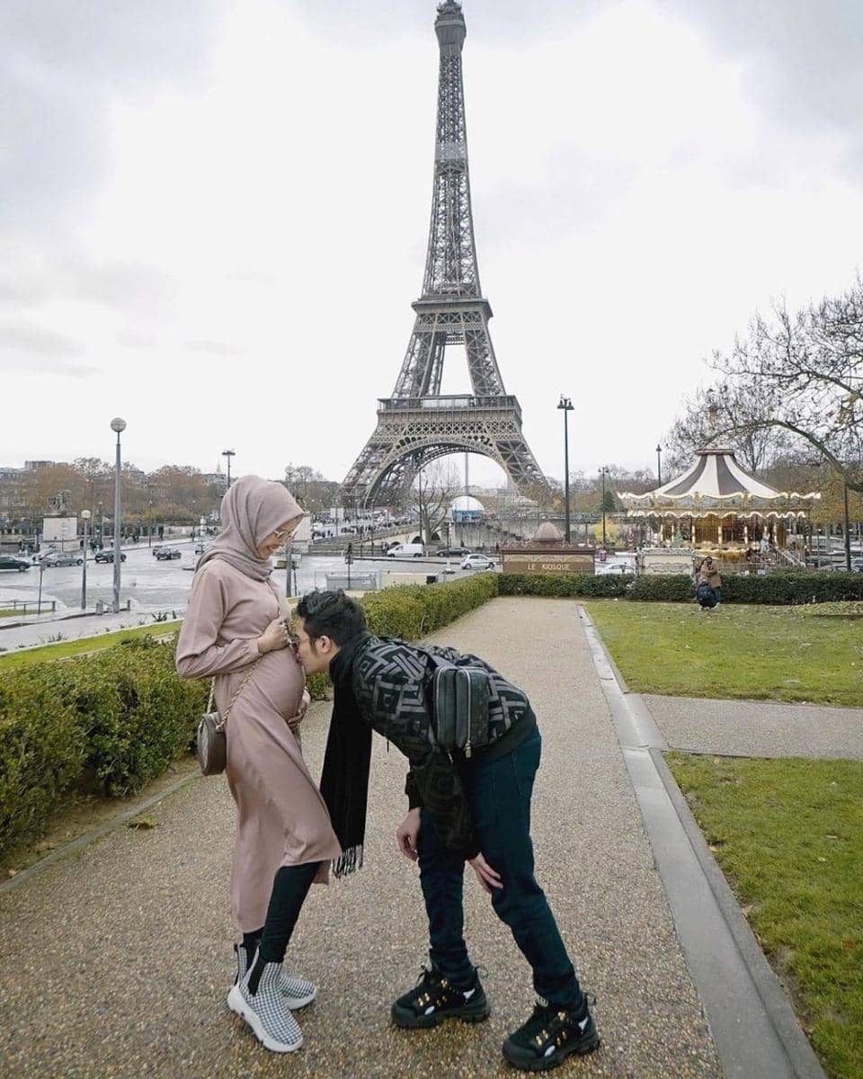 10 Potret Babymoon Alfy Saga dan Fatma Sarizar Keliling Eropa, Gemas!