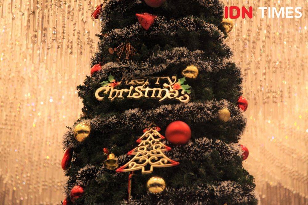Ornamen pohon Natal dalam "Christmas Tree Lightning Ceremony" di Vasa Hotel, Surabaya. IDN Times/Naufal Al Rahman
