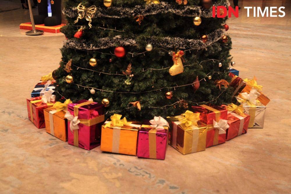 Hadiah di pohon Natal dalam "Christmas Tree Lightning Ceremony" di  Vasa Hotel, Surabaya. IDN Times/Naufal Al Rahman