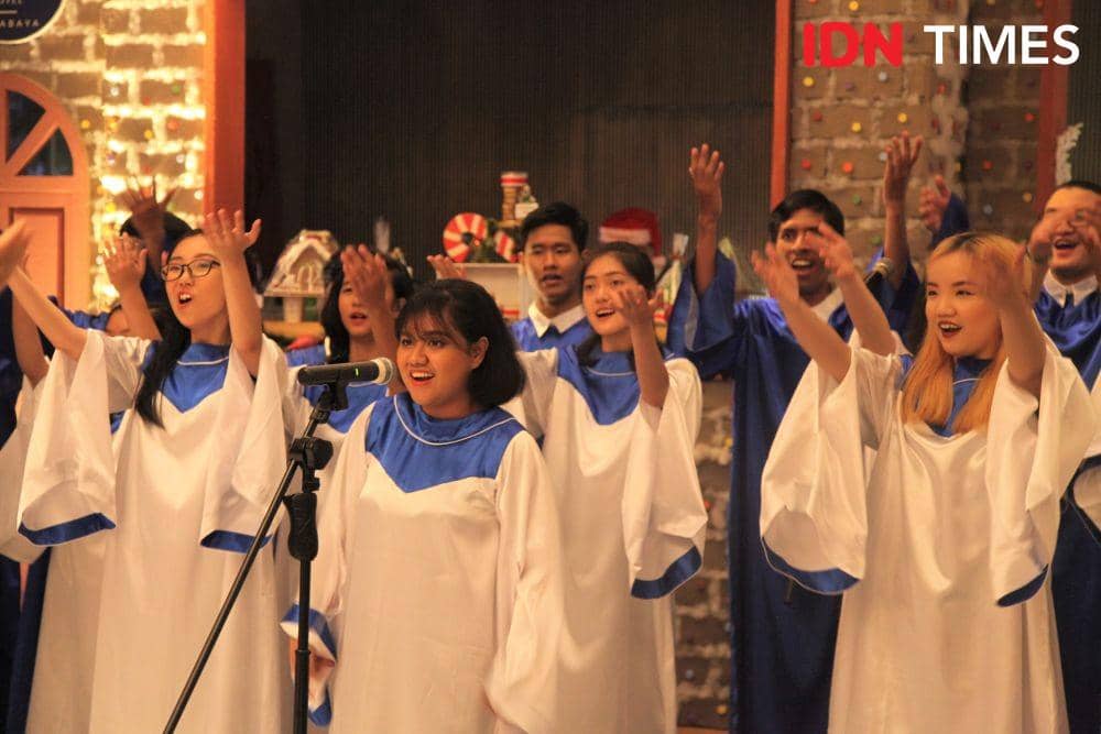 OMK Kristus Raja Choir membuka acara "Christmas Tree Lightning Ceremony" dengan beberapa lagu Natal. IDN Times/Naufal Al Rahman