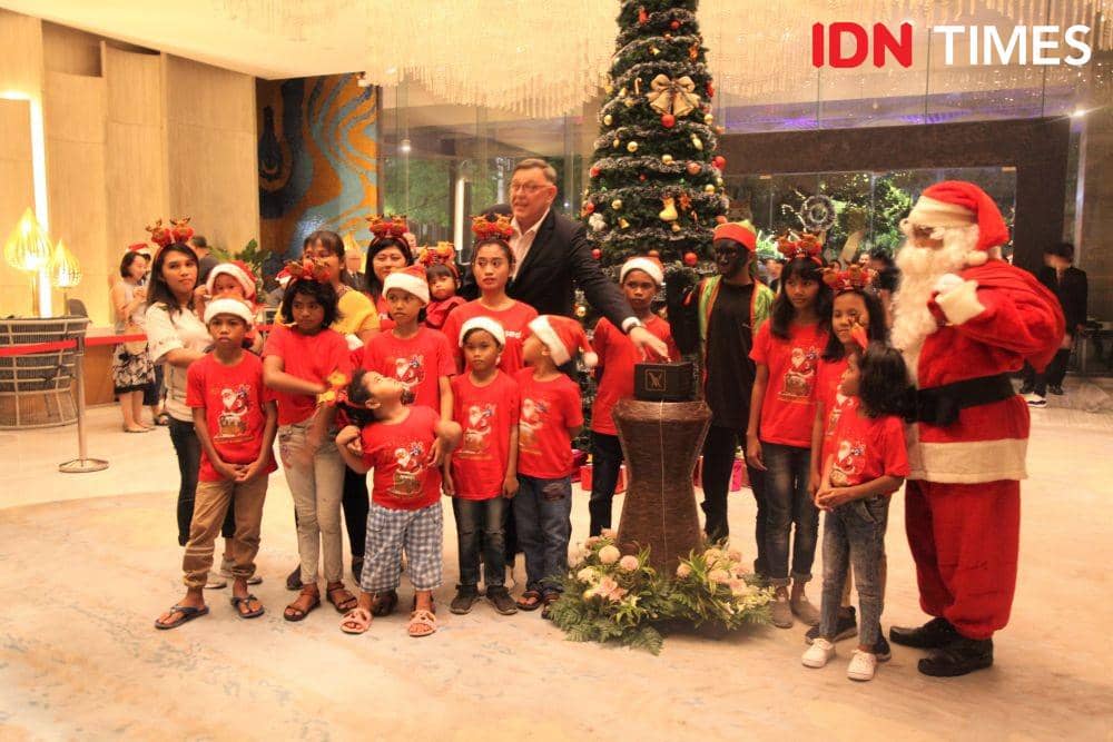 General Manager Vasa Hotel, Heiner Werdeling, bersama anak-anak Yayasan Kasih Agape dalam "Christmas Tree Lightning Ceremony". IDN Times/Naufal Al Rahman