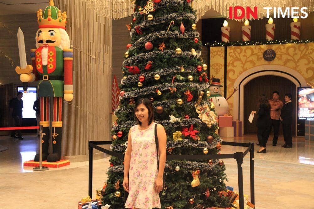 Pengunjung berfoto dengan latar pohon Natal dalam "Christmas Tree Lightning Ceremony" di Vasa Hotel, Surabaya. IDN Times/Naufal Al Rahman