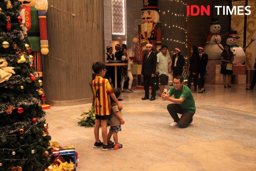 Pohon Natal jadi spot foto menarik dalam "Christmas Tree Lightning Ceremony" di Vasa Hotel, Surabaya. IDN Times/Naufal Al Rahman