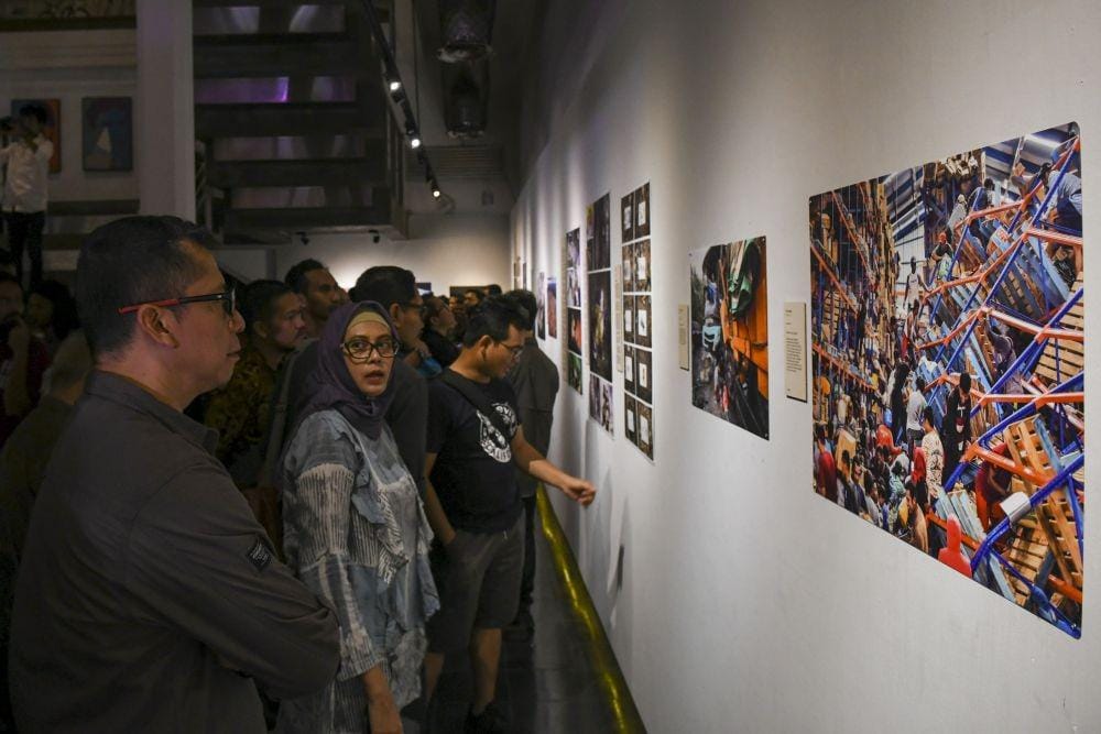 Pengunjung menyaksikan pameran foto Anugerah Pewarta Foto Indonesia (APFI) 2019 di Galeri Foto Jurnalistrik Antara, Jakarta, Jumat (6/12/2019). (ANTARA FOTO/Nova Wahyudi/pd)