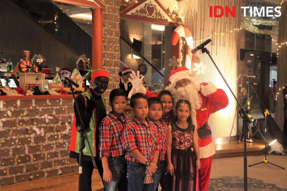 Santa Claus berkeliling menyapa anak-anak di Christmas Tree Lightning Ceremony di Lobby  Vasa Hotel, Surabaya (06/12). IDN Times/Naufal Al Rahman