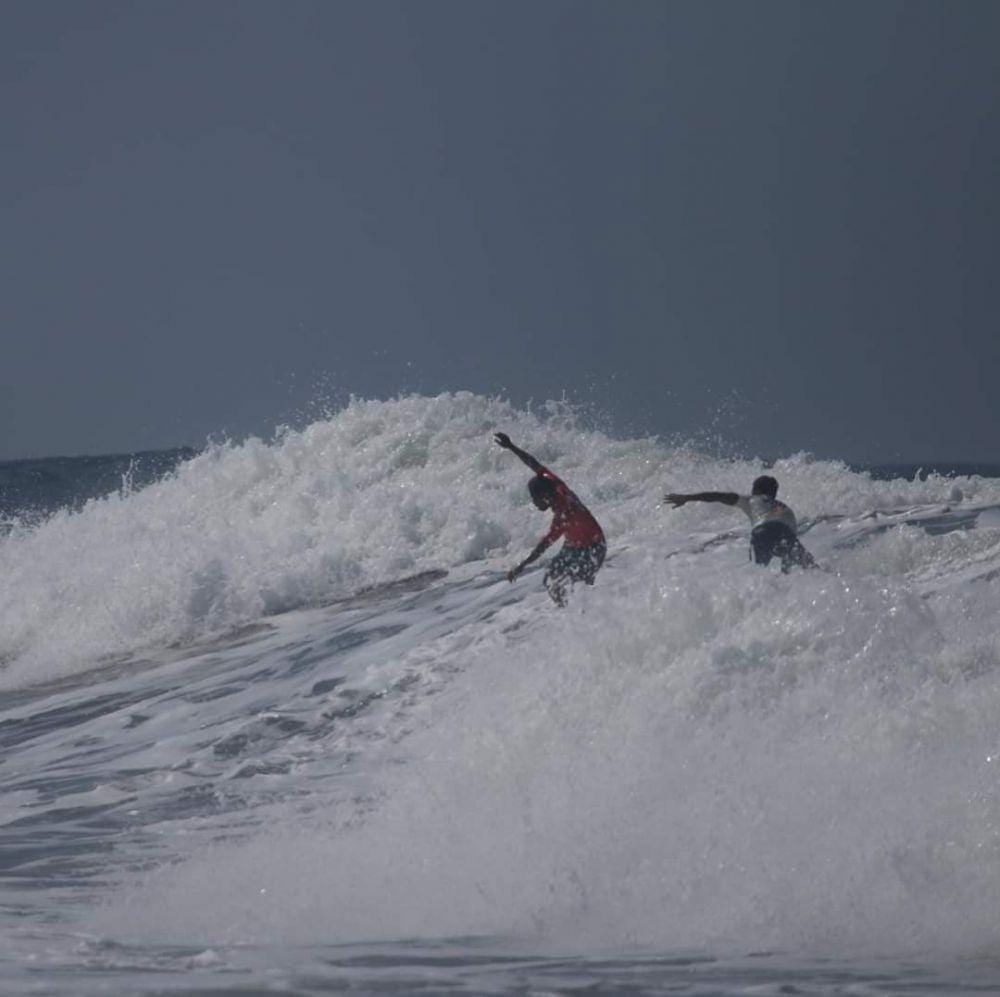 Peselancar Filipina, Roger Casugay selamatkan peselancar Indonesia, Arip Nurhidayat yang hampir tenggelam tergulung ombak di SEA Games 2019 (Facebook.com/2019 SEA Games)