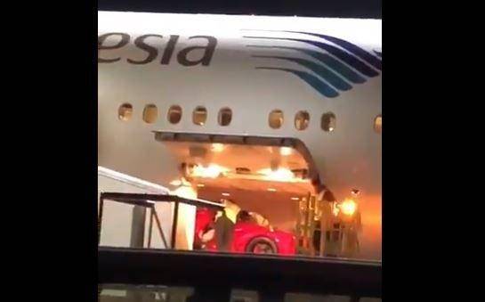 Video Garuda Indonesia mengangkut Ferrari viral di media sosial/YouTube