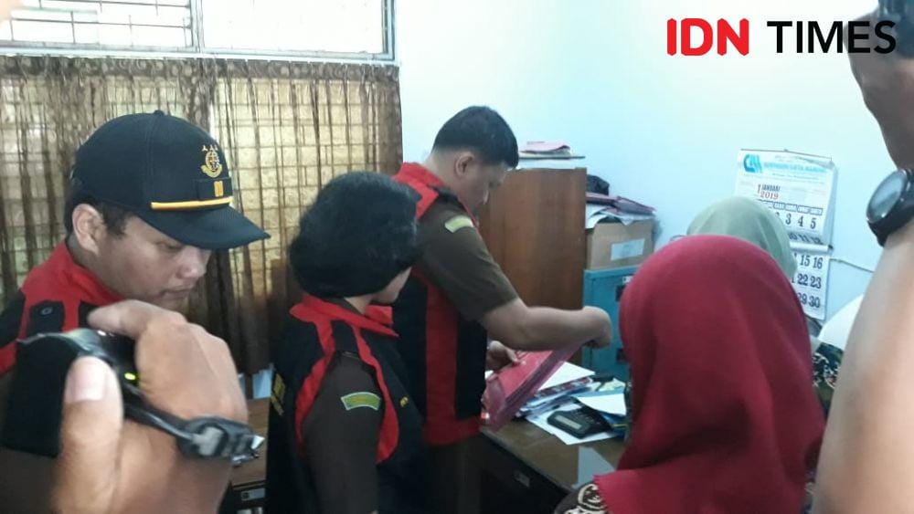 Penyidik Kejari Kulon Progo geledah dokumen di Kantor Desa Banguncipto. IDN Times/Daruwaskita