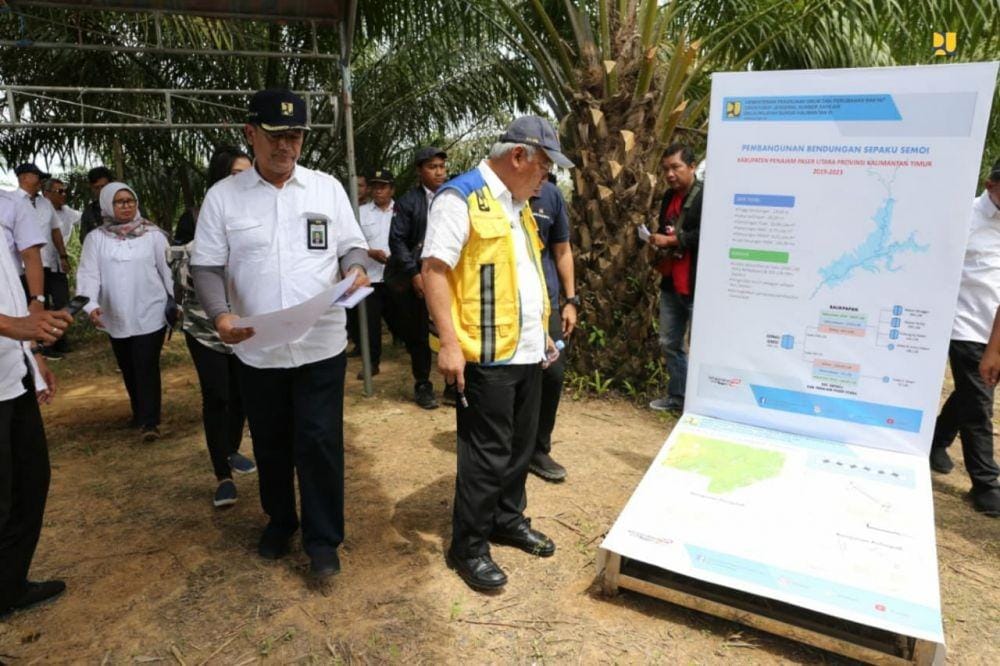 Menteri PUPR Basuki Hadimuljono saat meninjau lokasi pembangunan Bendungan Sepaku Semoi (Dok. Kementerian PUPR)