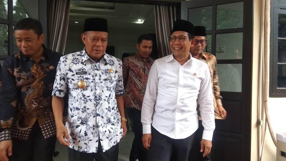 Menteri Desa, Pembangunan Daerah Tertinggal, dan Transmigrasi Indonesia, Abdul Halim Iskandar bersama Bupati Lamongan Fadeli. IDN Times/Imron